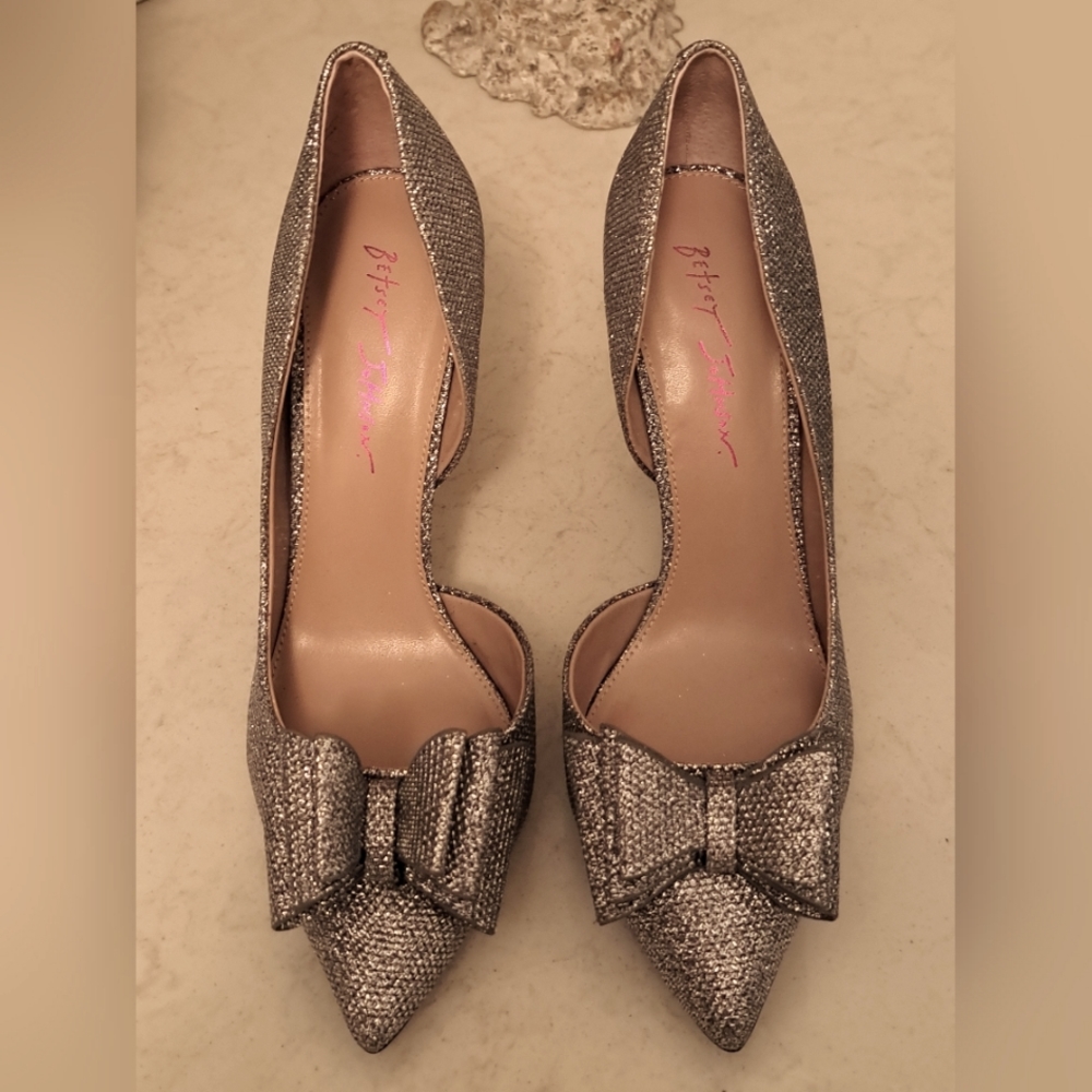 Betsy Johnson holiday heels in silver👠